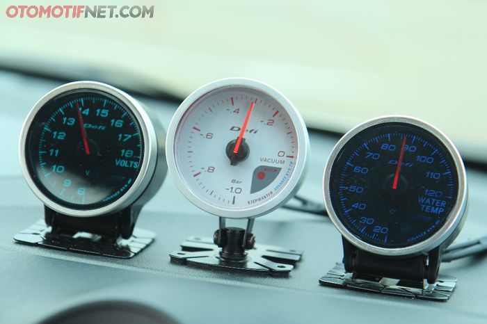 Defi gauges untuk memantau kondisi mesin Honda Brio