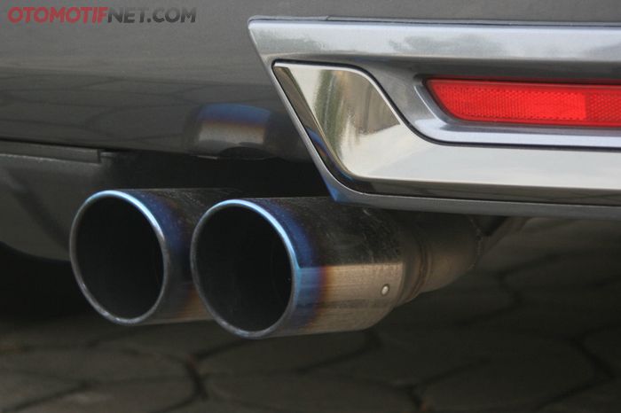 Knalpot HKS, turut menyumbang performa mesin Toyota Kijang Innova