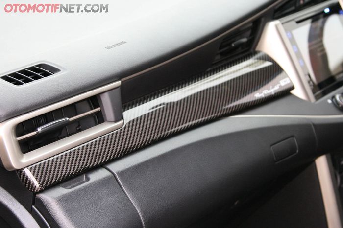 Dashboard Toyota Kijang Innova kena sentuhan carbon