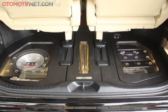Audio ditanam di lantai dek belakang Toyota Alphard