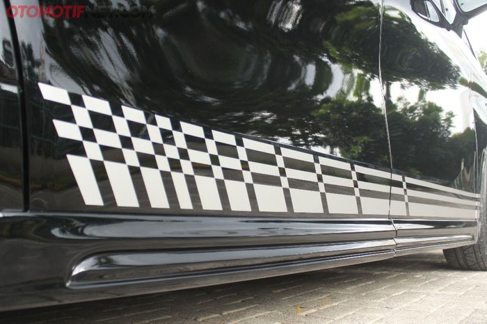 Sideskirt bikin Toyota Alphard ini semakin &lsquo;akrab&rsquo; dengan permukaan jalan