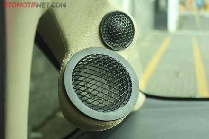 Speaker 3 way di kabin Toyota Alphard untuk suara depan yang lebih berkualitas