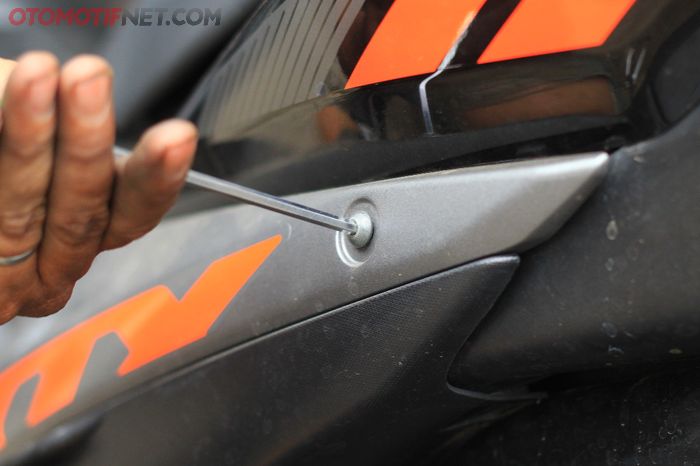 Pemasangan dimulai dengan membuka bodi Yamaha Aerox 155 bawah sisi kanan dan kiri menggunakan kunci L4 