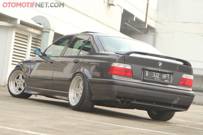 Body kit orisinal M3 bawaan half cut dan rear cut nempel di BMW 323i