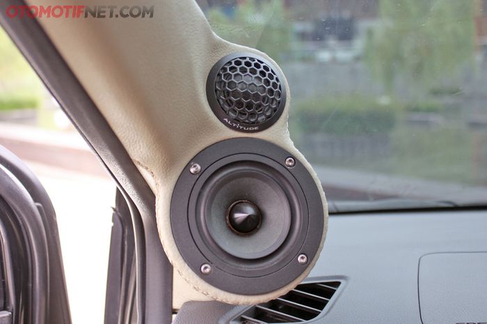 Speaker 3-way Venom ditanam di pilar A untuk dapat hasil suara terbaik di kabin depan Mitsubishi Xpander