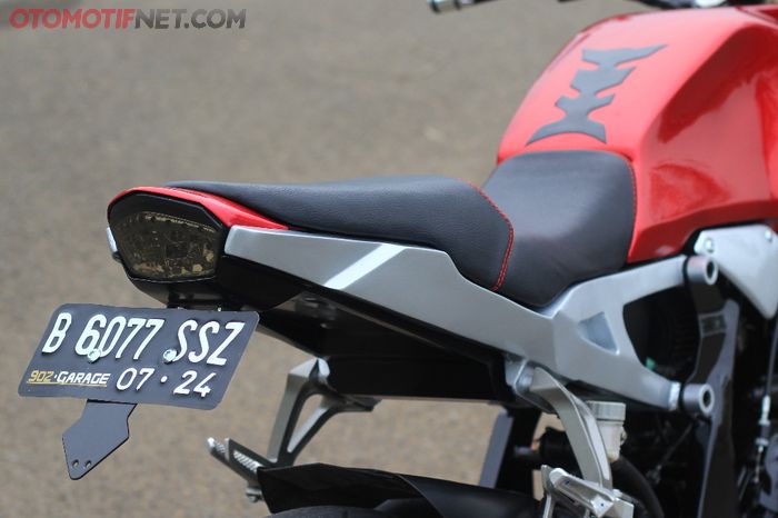 Bodi belakang Kawasaki Ninja 250 custom dikombinasi dengan lampu LED 3 in 1