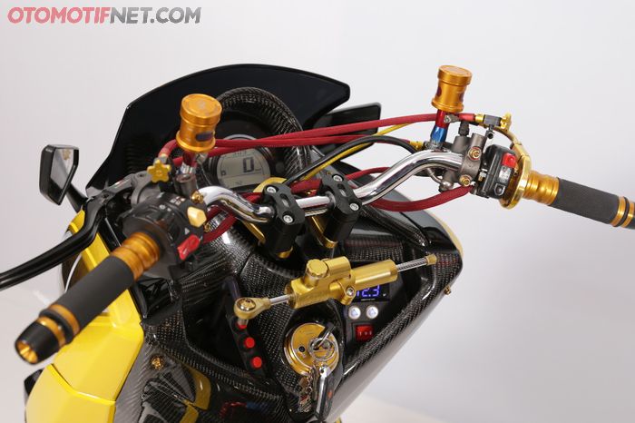 Setang Yamaha NMAX pakai RX-Z untuk memberi kesan sporty