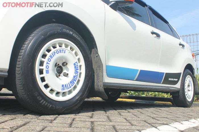 Suzuki Baleno Hatchback pakai pelek Compomotive TH1 ini pelek rally paling legendaris