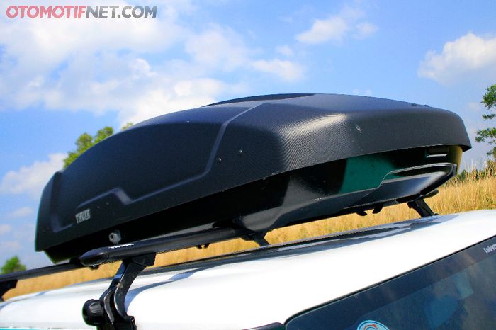 Atap ditambahkan Thule Evo Cross bar dan Thule roofbox