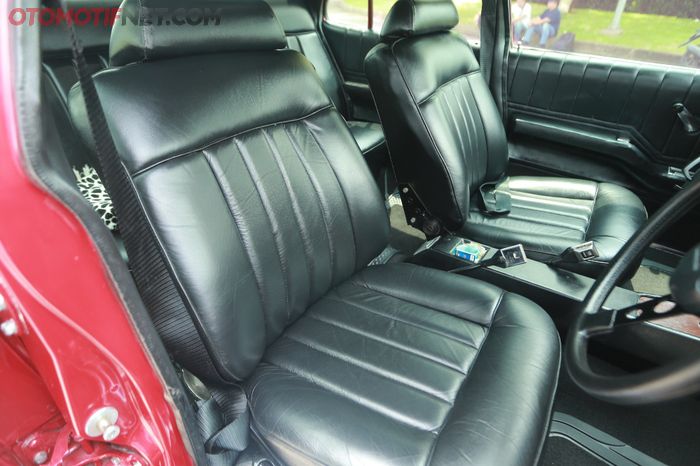 Door trim dan jok dilapis kulit, pengerjaannya dilakukan di Atenk Custom 