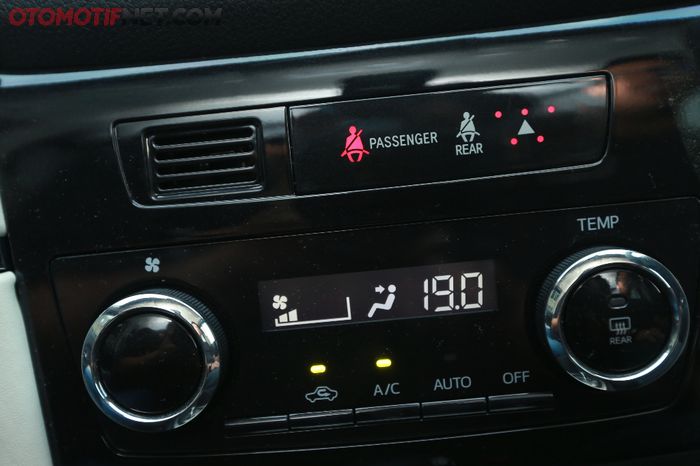  Lampu indikator safety belt di atas panel instrumen pengaturan AC All New Toyota Rush