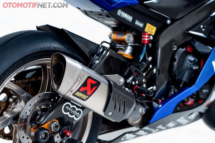 Raungan mesin Yamaha R6 ini dimaksimalkan dengan knalpot Akrapovic 
