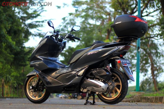 Roda belakang ring 14 inci bikin tampilan PCX 160 lebih padat di area kolongnya