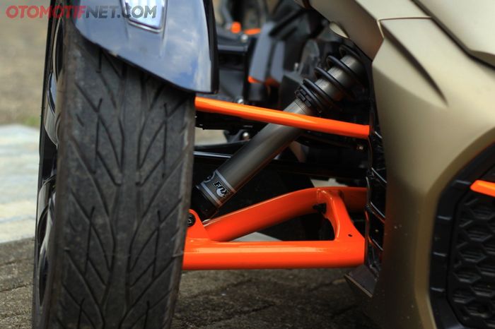 Suspensi depan Can-Am Spyder F3-S Special Series pakai coilover Fox Podium yang warnanya senada bodi