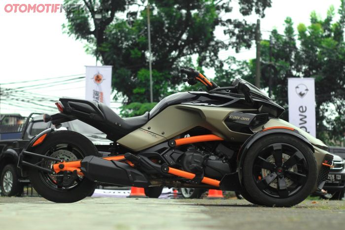 Can-Am Spyder F3-S Special series punya dimensi panjang 2.642 mm, warna oranye khas banget!