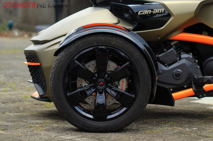 Roda Can-Am Spyder F3-S Special Series pakai lingkar pelek 15 inci palang 6, mirip mobil ya?