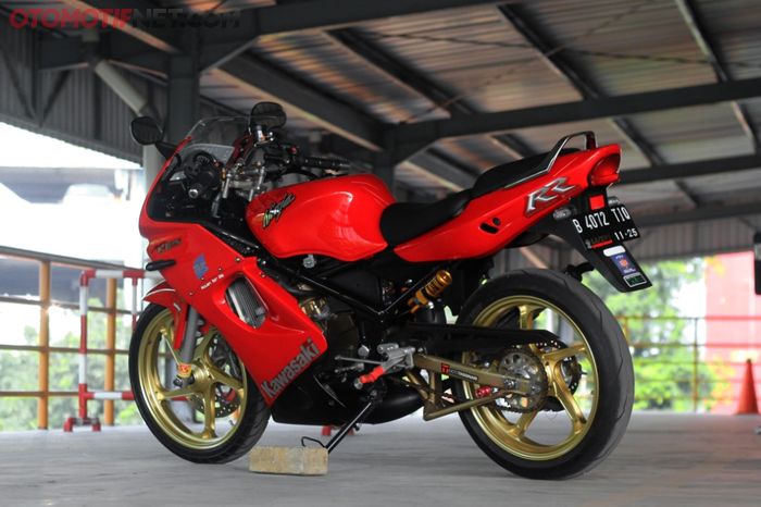 Modifikasi Kawasaki Ninja 150 RR milik Upay yang didominasi part hedon!