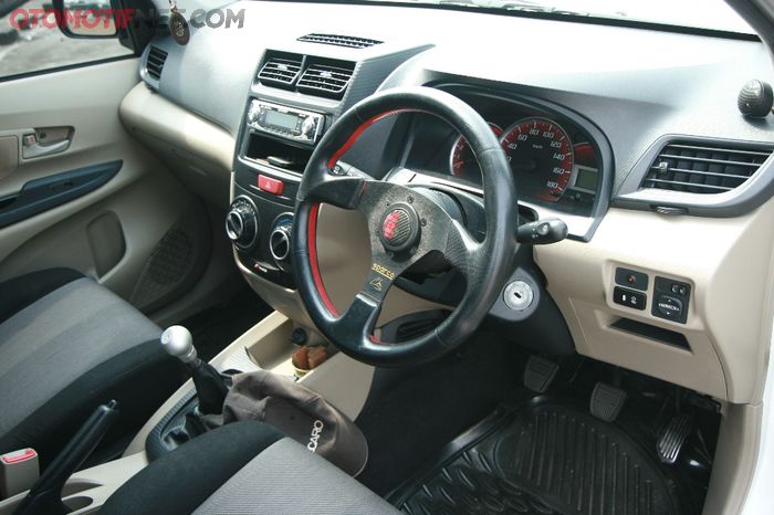 Setir dan shiftknob Sparco Carlos Sainz sudah jadi barang langka 