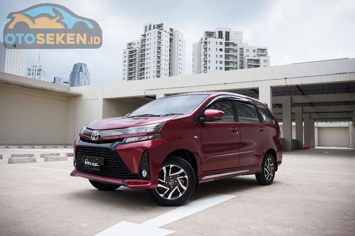 Tampak depan Toyota Veloz baru dengan pelek berdesain two tone colour