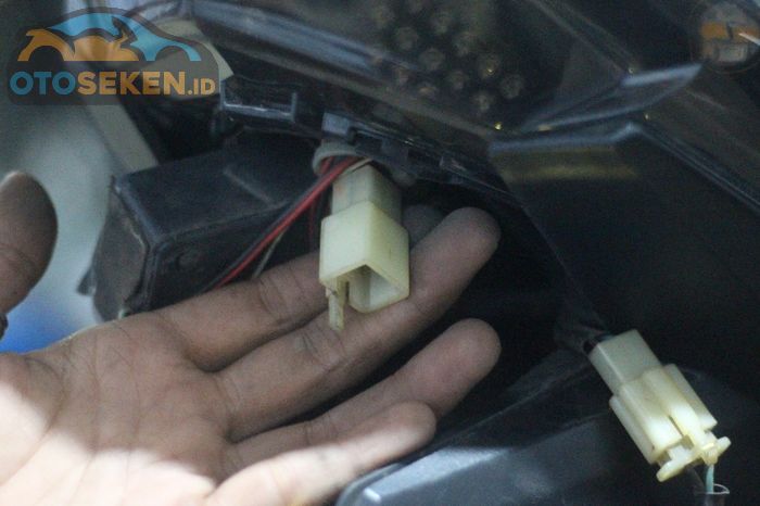 Kabel lampu stoplamp beserta kabel modul menjadi satu soket (Gbr.3) di Honda Vario 150