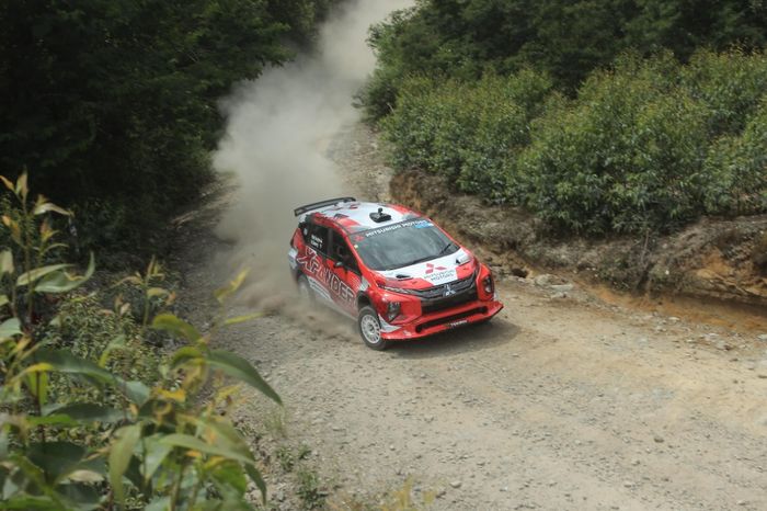 Rifat Sungkar, bersama Xpander Rally Team (XRT), berhasil meraih gelar juara Rally Danau Toba Asia Pacific Rally Championship (APRC)