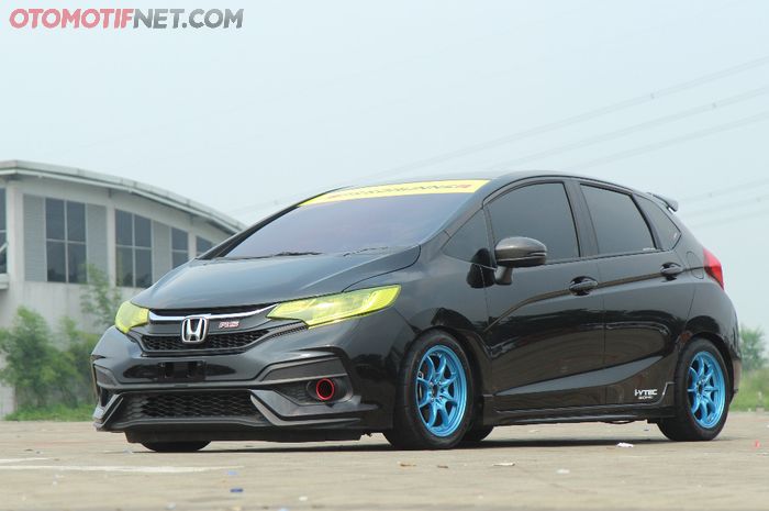 Honda Jazz RS Lampu Menguning, Body Hitam Spion Carbon, Mesin Ikut Dimainkan