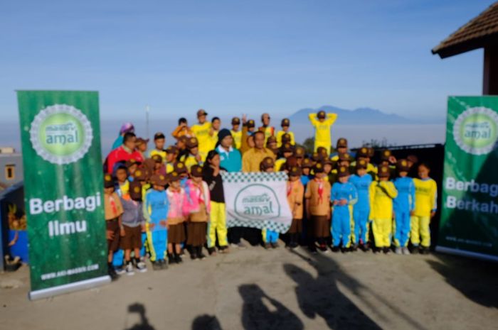 Aki Massiv Amal Berbagi Ilmu di Sekolah, Kasih Buku Hingga Al-quran