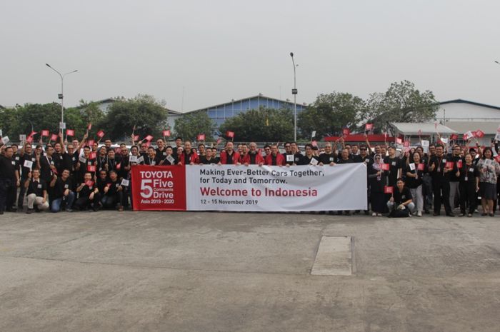Seremonial penyambutan dan pelepasan 5 Continents Drive oleh PT Toyota-Astra Motor