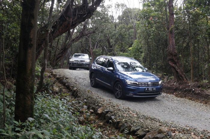 Volkswagen Tiguan Allspace di kawasan Kawah Putih, Ciwidey Bandung