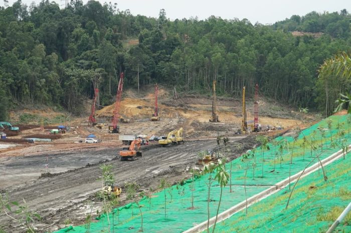 Presiden Jokowi tinjau pembangunan Jalan Tol dari Balikpapan ke Kawasan Ibu Kota Negara (IKN) Nusantara.