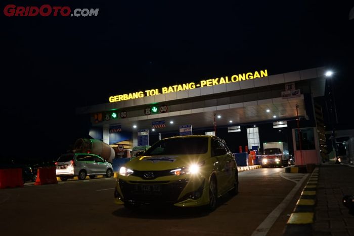 Toyota All New Yaris yang digunakan tim ekspedisi tol trans jawa berhasil keluar gerbang tol setelah 1 jam terjebak kemacetan