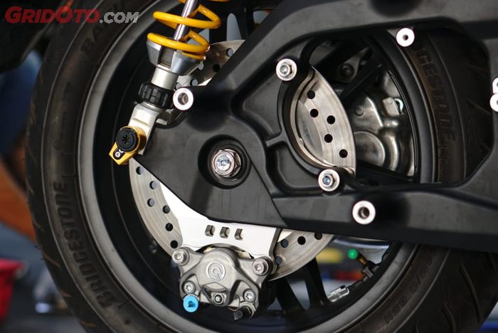 Kaliper Brembo dan bracket kaliper WR3 di Honda Forza 250.