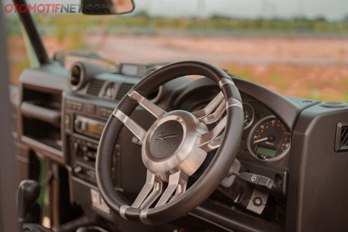 Interior Land Rover Defender pun berubah makin keren dengan adanya sepasang semi bucket seat lansiran Recaro Sportster CS plus steering wheel dari Kahn