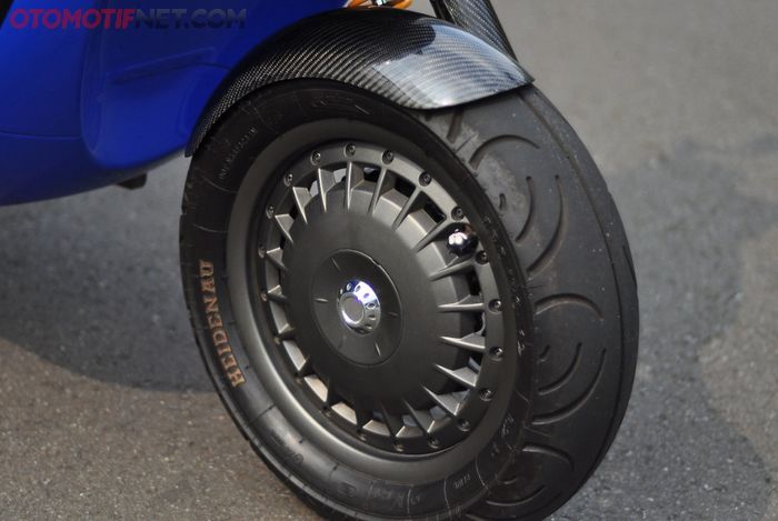 Pelek depan pakai standarnya Vespa 946, terlihat lebih gagah 