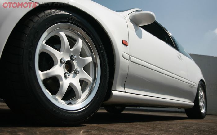 Enkei Neve ukuran 15x6+7 inci dengan ban Toyo R1R ukuran 205/50R15 dijejalkan di Honda Civic Estilo