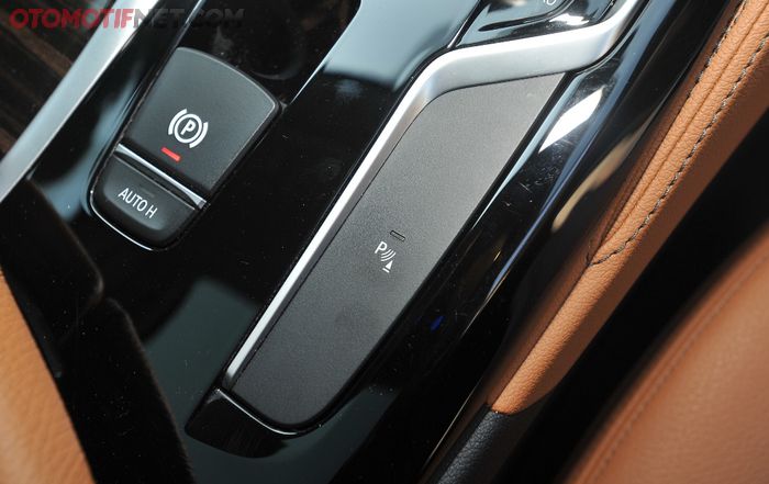Tombo ini bukan hanya untuk mengaktifkan dan mematikan sensor parkir BMW 530i Luxury Line, tapi juga mengaktifkan sistem Parking Assistant, membuat mobil ini bisa parkir sendiri