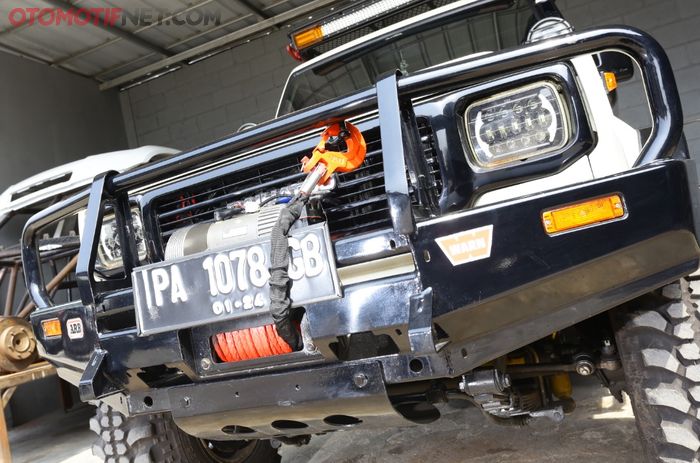 Sejak pertama kali dibeli, bumper lansiran ARB ini selalu melekat di moncong Daihatsu Taft. Berhubung asli, jadinya dipertahankan