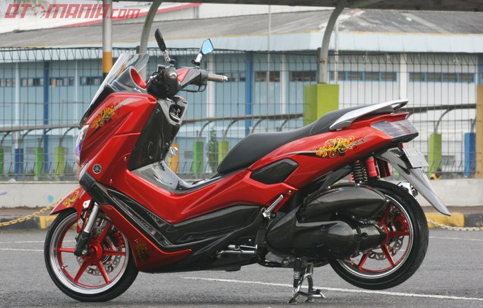 Buritan Yamaha NMAX tampak lebih ceper dengan sokbreker yang lebih pendek