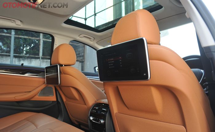 Penumpang belakang BMW 530i Luxury Line juga bisa mengaktifkan sistem iDrive dari tempatnya, menggunakan remote atau langsung di layar