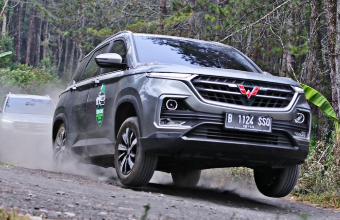 Wuling Almaz Handal Menjelajahi Kaki Gunung Papandayan