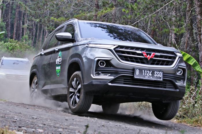 Wuling Almaz