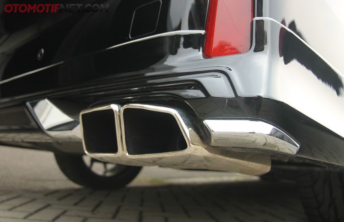 Single tailpipe disisi kanan saja 