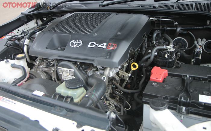 Mesin Toyota Hilux Extra Cab jadi lebih enteng berkat front pipe custom dan filter udara K&amp;N 