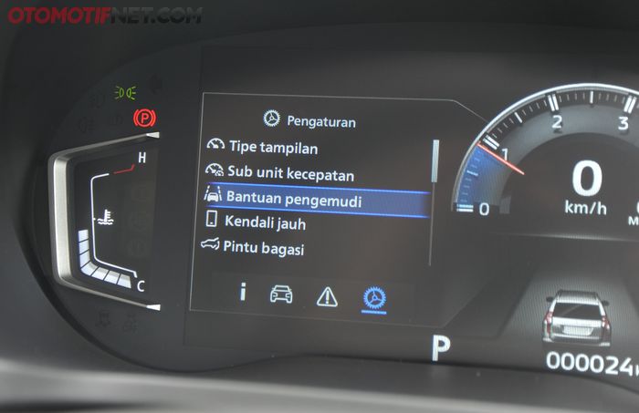 Beragam fitur keselamatan terlihat pada clustermeter Mitsubishi New Pajero Sport