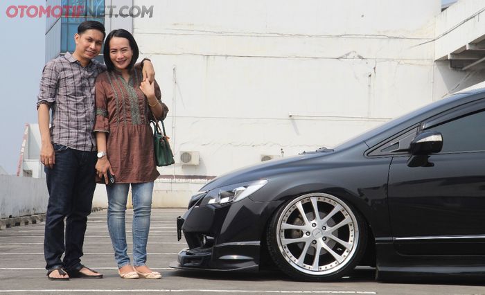 Rivad dan istri. &ldquo;Saya ganti Honda Civic FD1 ini agar bisa modif gaya elegan.&rdquo;