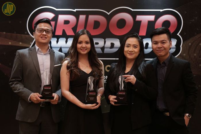 Jodie O'tania bersama tim BMW Group Indonesia di ajang GridOto Awards 2018