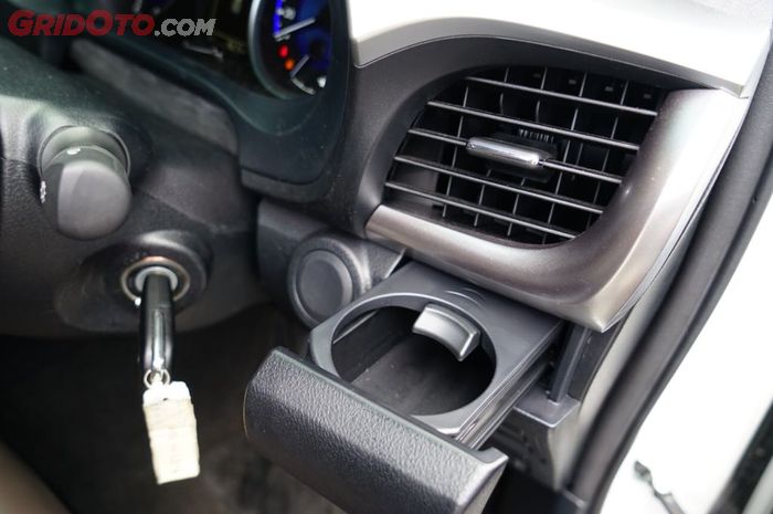 Cup holder di Hilux bisa sekaligus jadi pendingin karena ada di dekat kisi-kisi AC