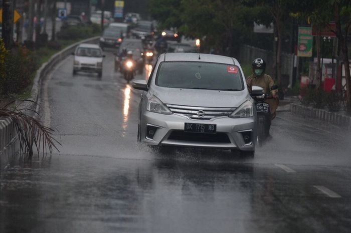 Rute sempat melalui guyuran hujan