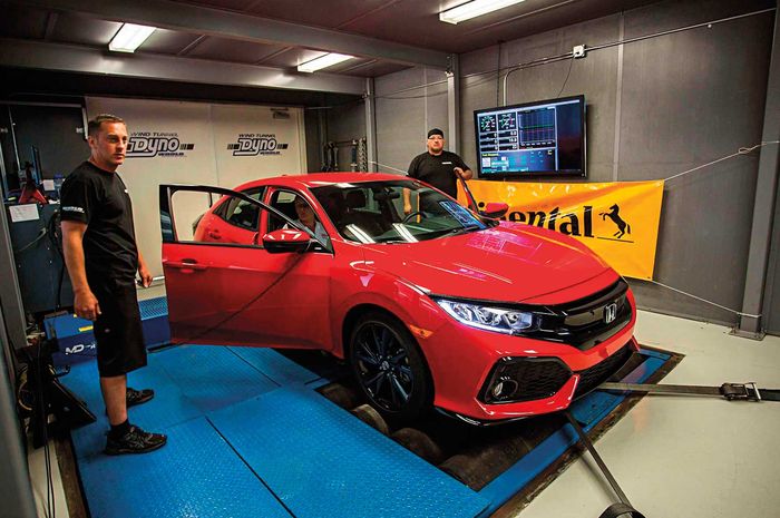 Honda Civic juga pakai pelek Rays Gram Lights ukuran 18 ditopang coilover Eibach Springs