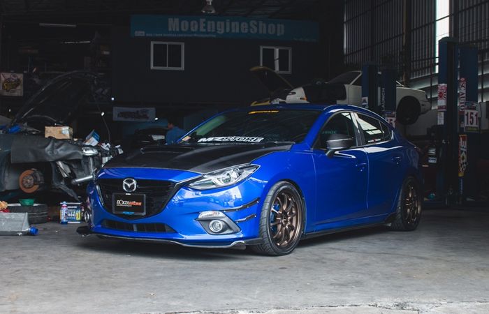 Mazda3 street racing padukan warna biru dan part serat karbon di bodi